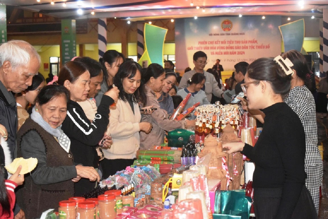 Phiên chợ 'mở đường' cho đặc sản miền núi Quảng Ngãi đến gần người tiêu dùng
