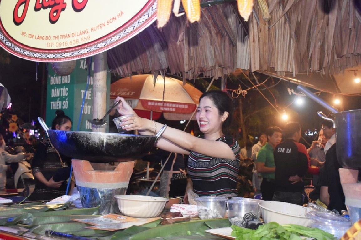 Phiên chợ 'mở đường' cho đặc sản miền núi Quảng Ngãi đến gần người tiêu dùng