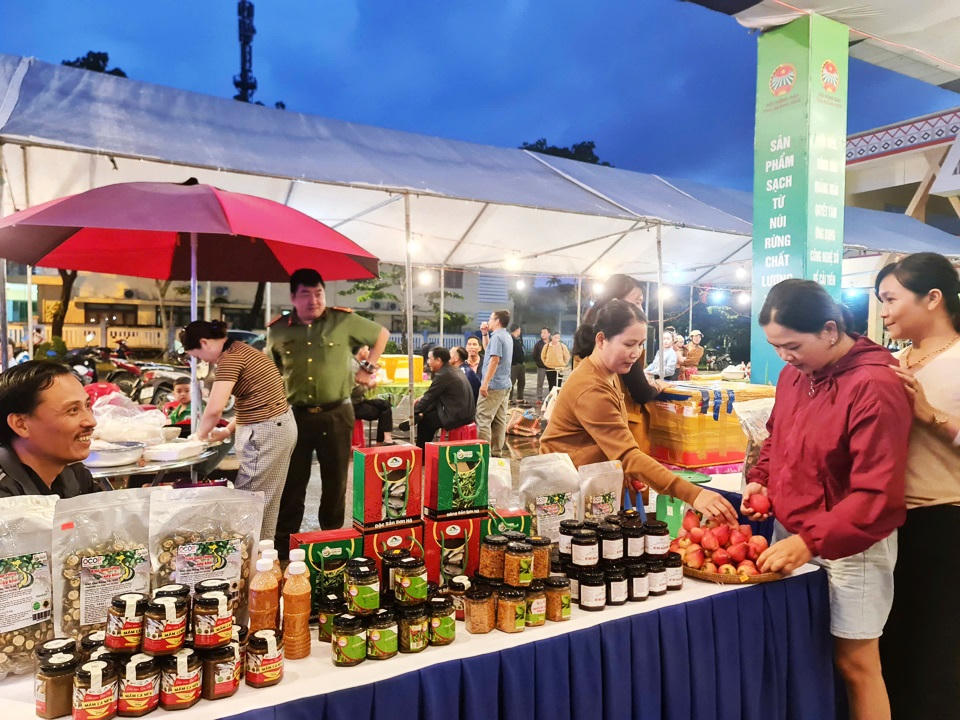 Phiên chợ 'mở đường' cho đặc sản miền núi Quảng Ngãi đến gần người tiêu dùng