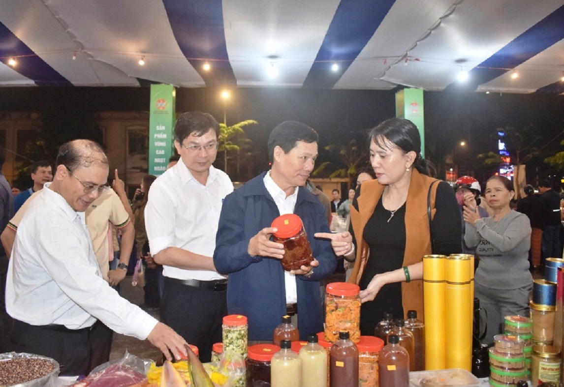 Phiên chợ 'mở đường' cho đặc sản miền núi Quảng Ngãi đến gần người tiêu dùng