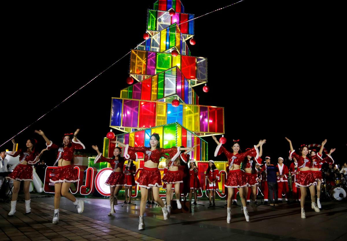Đà Nẵng thắp sáng cây thông ánh sáng, chào đón giáng sinh, năm mới 2025