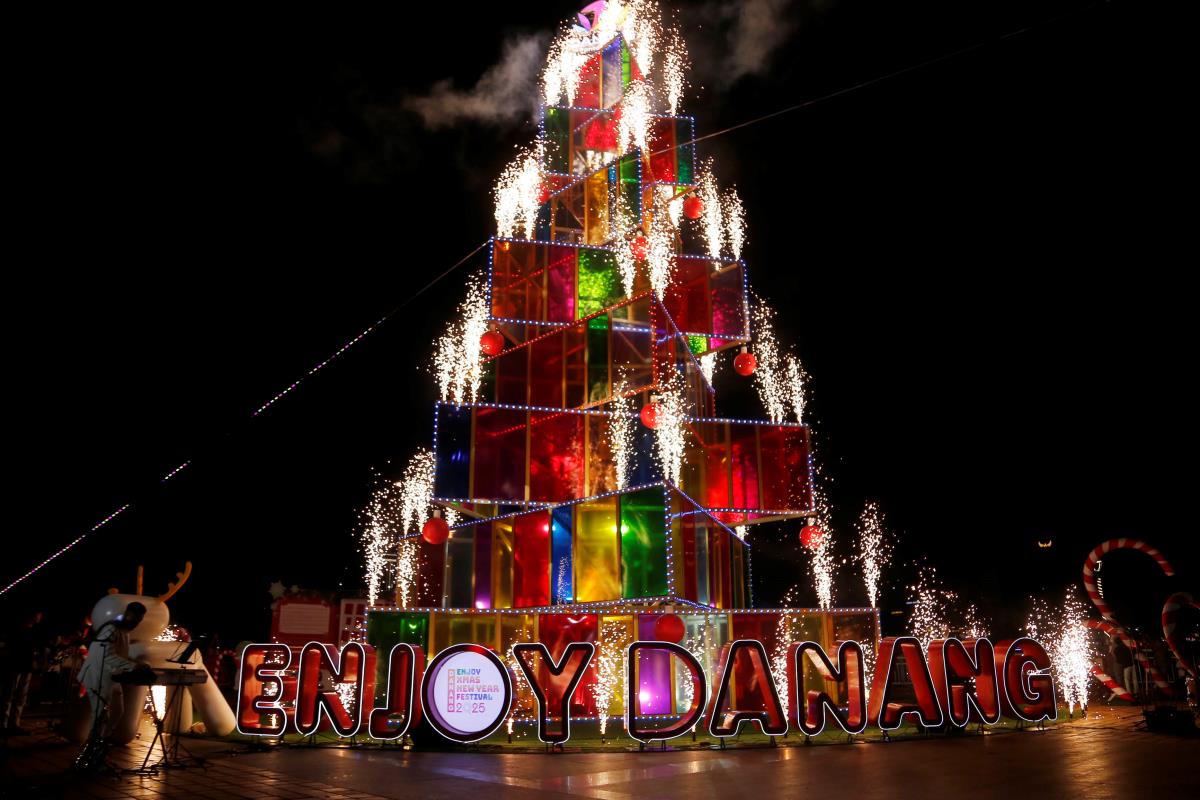Đà Nẵng thắp sáng cây thông ánh sáng, chào đón giáng sinh, năm mới 2025