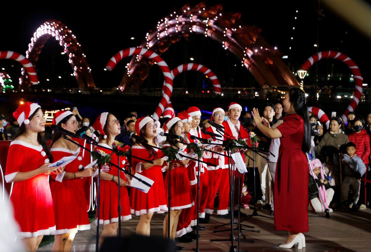 Đà Nẵng thắp sáng cây thông ánh sáng, chào đón giáng sinh, năm mới 2025