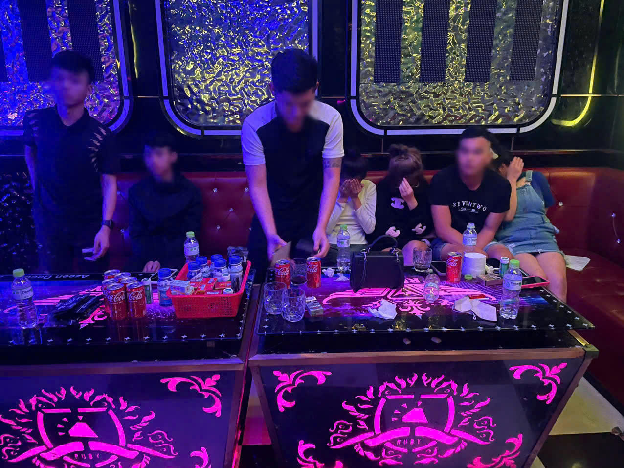 Đột kích quán karaoke, phát hiện 7 'dân chơi' đang phê ma túy