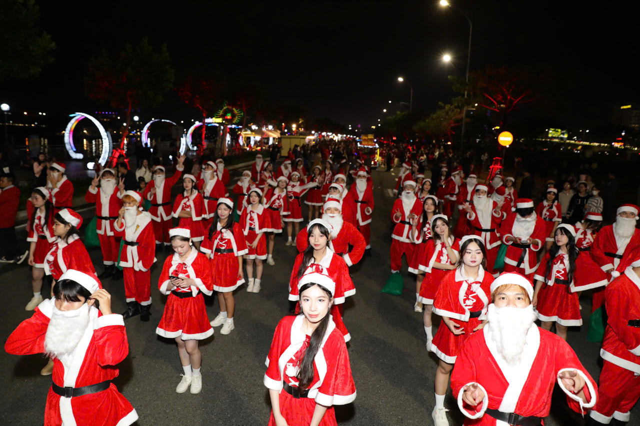 Đường phố Đà Nẵng rực đỏ trong đêm với hơn 600 ông già Noel diễu hành