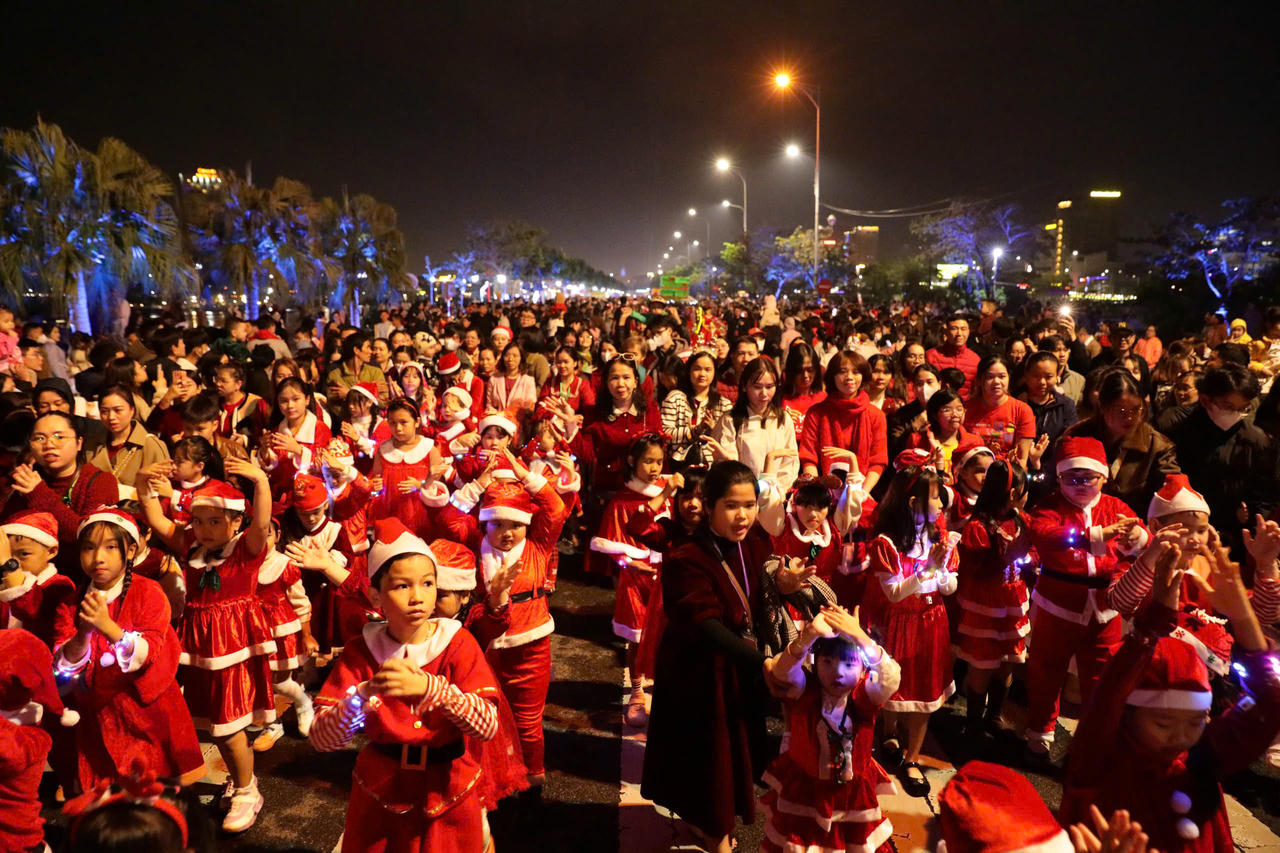 Đường phố Đà Nẵng rực đỏ trong đêm với hơn 600 ông già Noel diễu hành