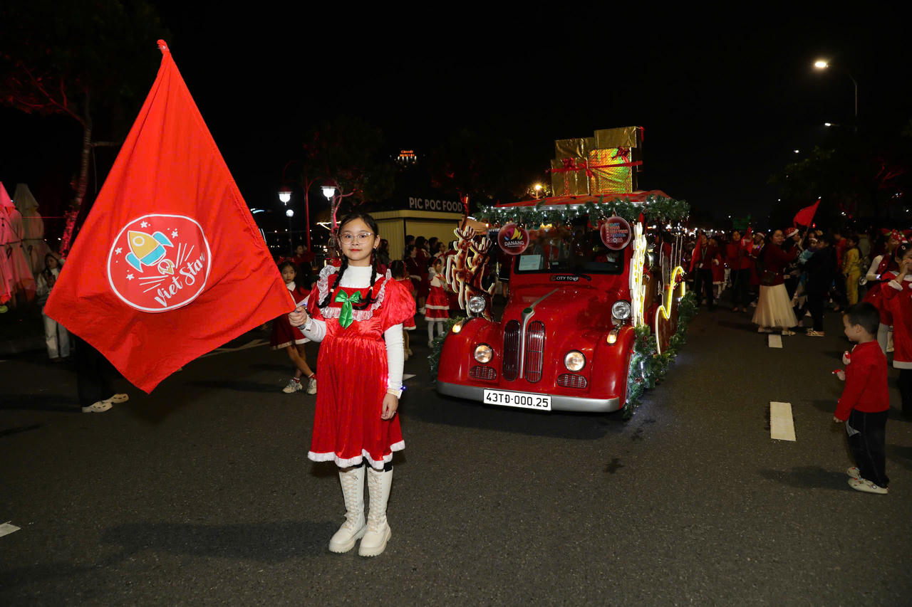 Đường phố Đà Nẵng rực đỏ trong đêm với hơn 600 ông già Noel diễu hành
