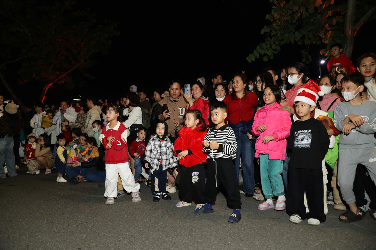 Đường phố Đà Nẵng rực đỏ trong đêm với hơn 600 ông già Noel diễu hành