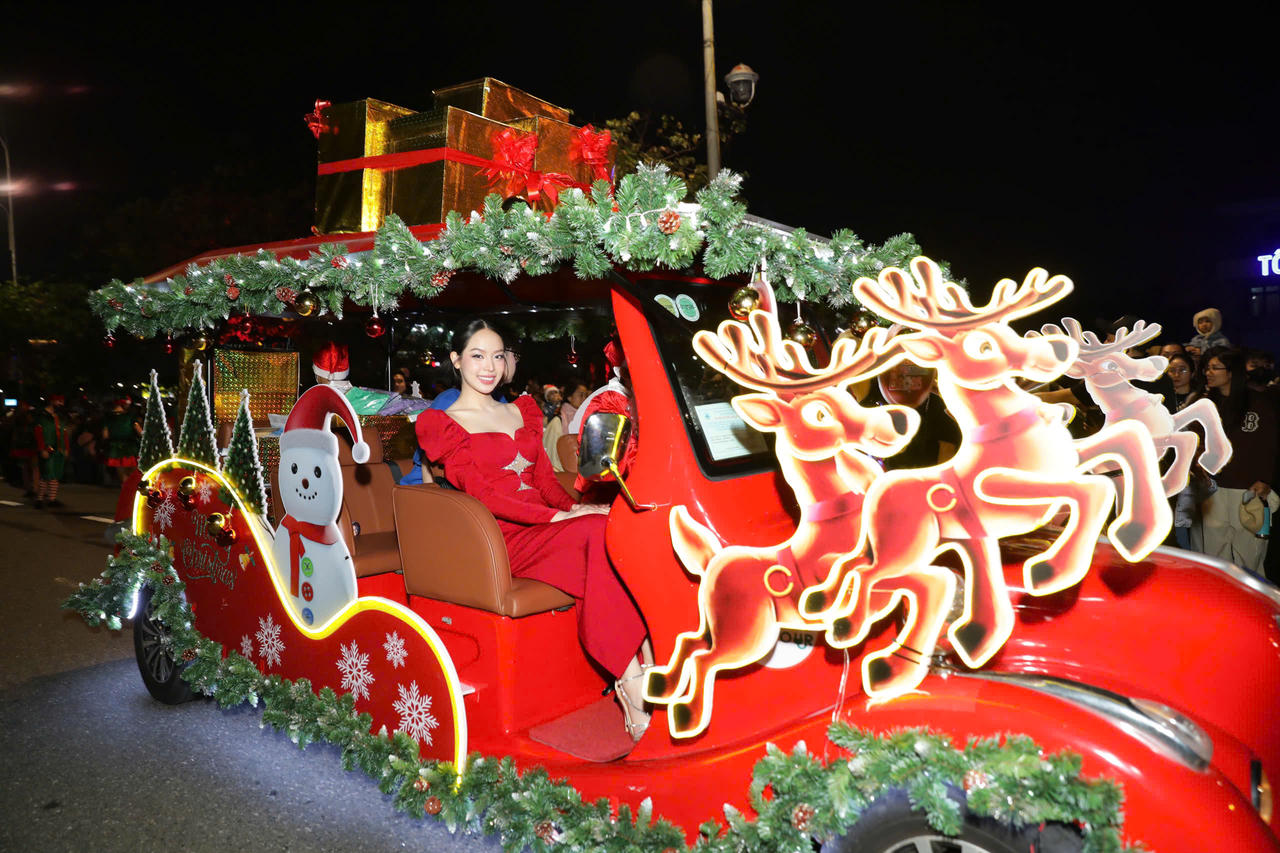 Đường phố Đà Nẵng rực đỏ trong đêm với hơn 600 ông già Noel diễu hành