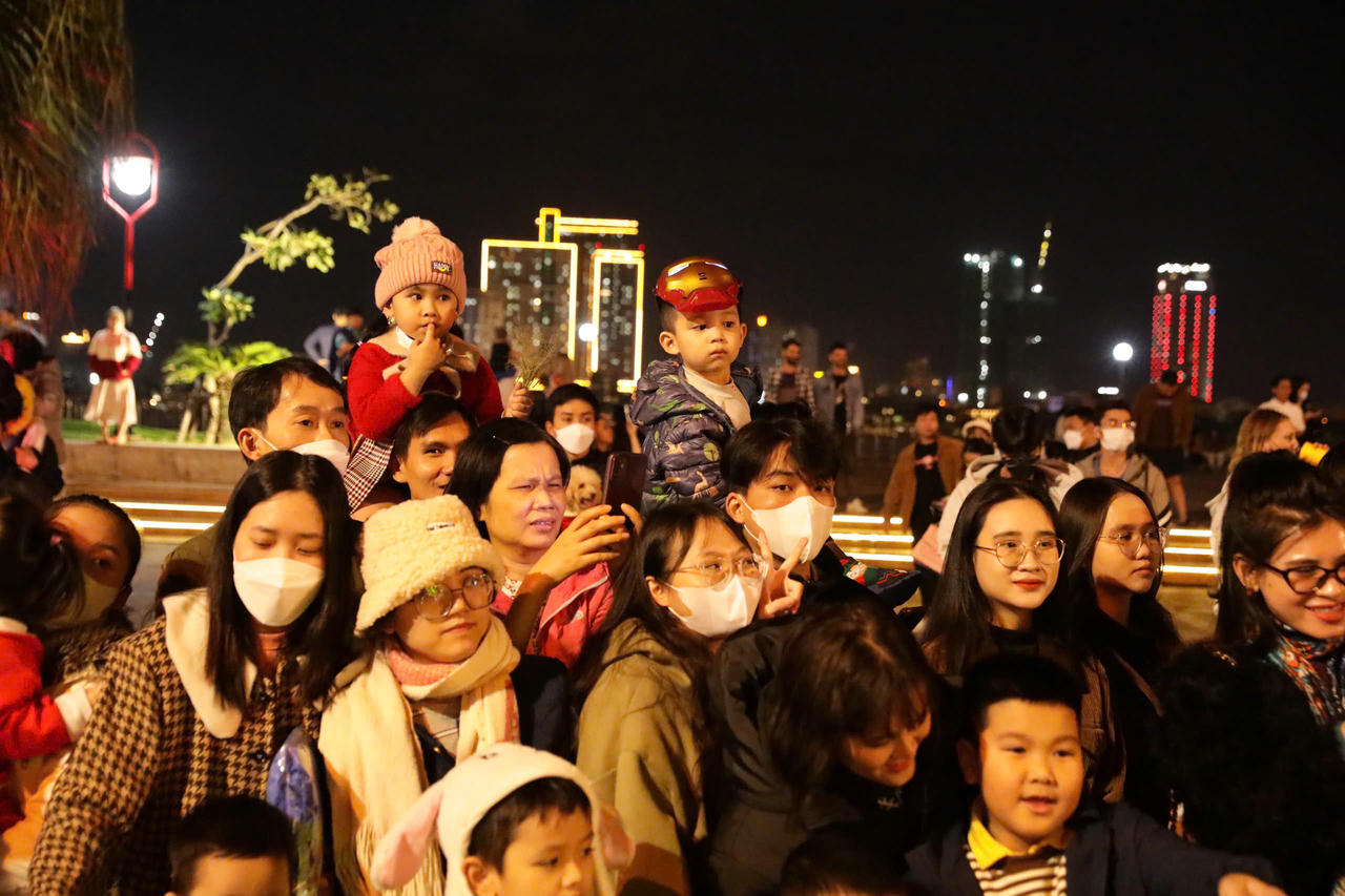 Đường phố Đà Nẵng rực đỏ trong đêm với hơn 600 ông già Noel diễu hành