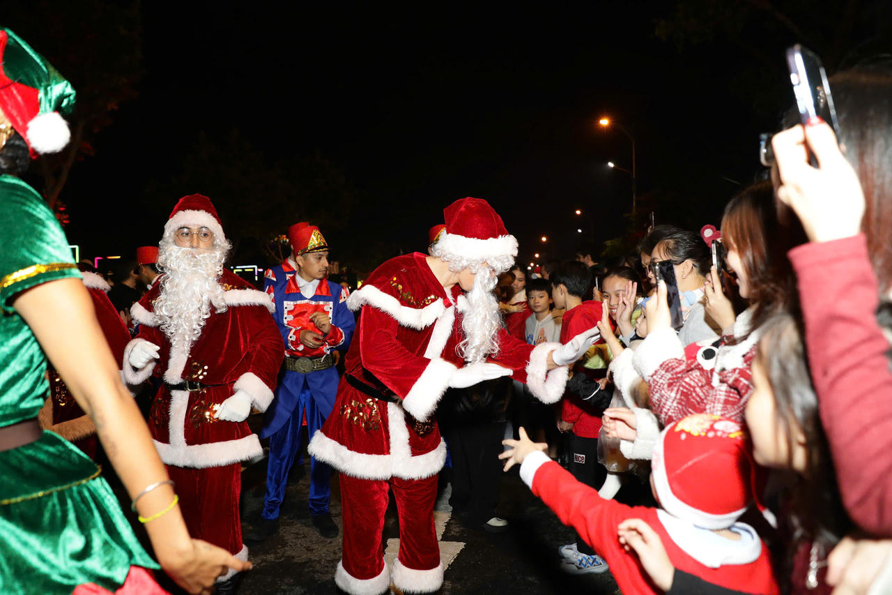 Đường phố Đà Nẵng rực đỏ trong đêm với hơn 600 ông già Noel diễu hành