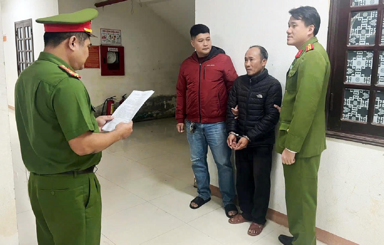 Tạm giữ tài xế đi vào đường cấm, 'phớt lờ' hiệu lệnh của CSGT, bỏ chạy lạng lách trên đường