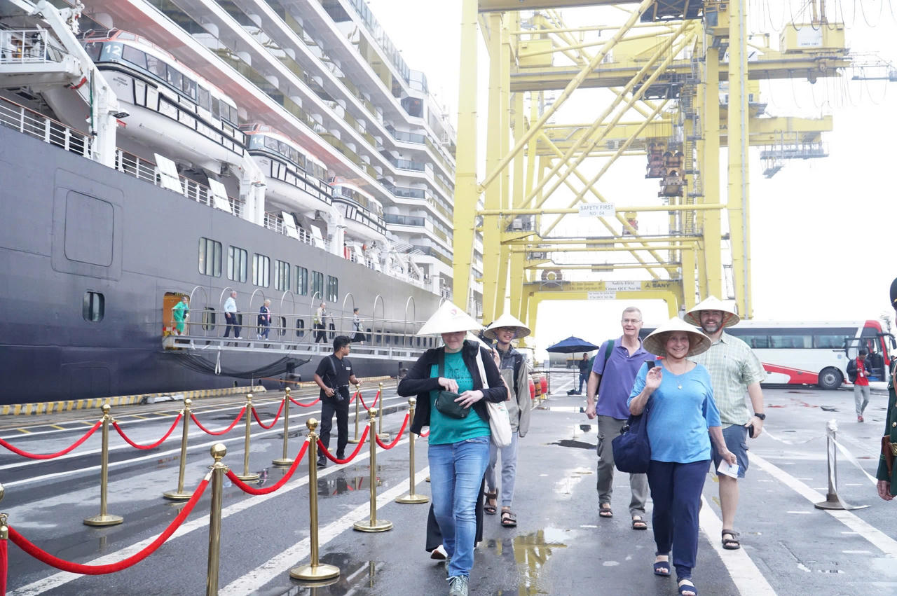 Đà Nẵng rộn ràng đón hàng nghìn du khách “xông đất” năm mới 2025