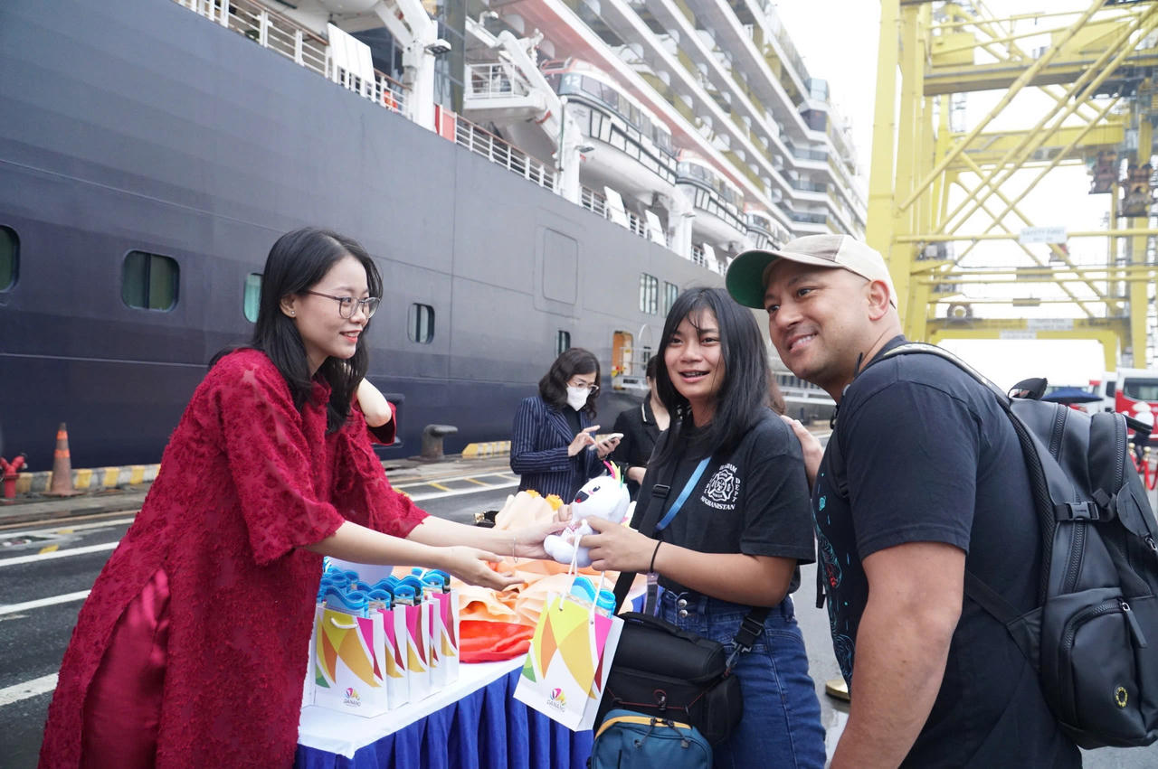 Đà Nẵng rộn ràng đón hàng nghìn du khách “xông đất” năm mới 2025