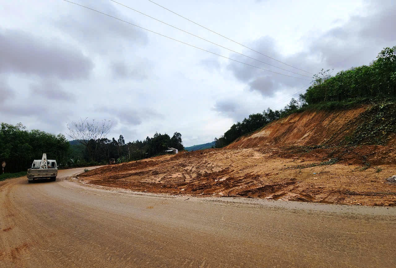 'Ẩn họa' trên tuyến đường thuộc dự án liên kết vùng miền Trung tỉnh Quảng Nam 
