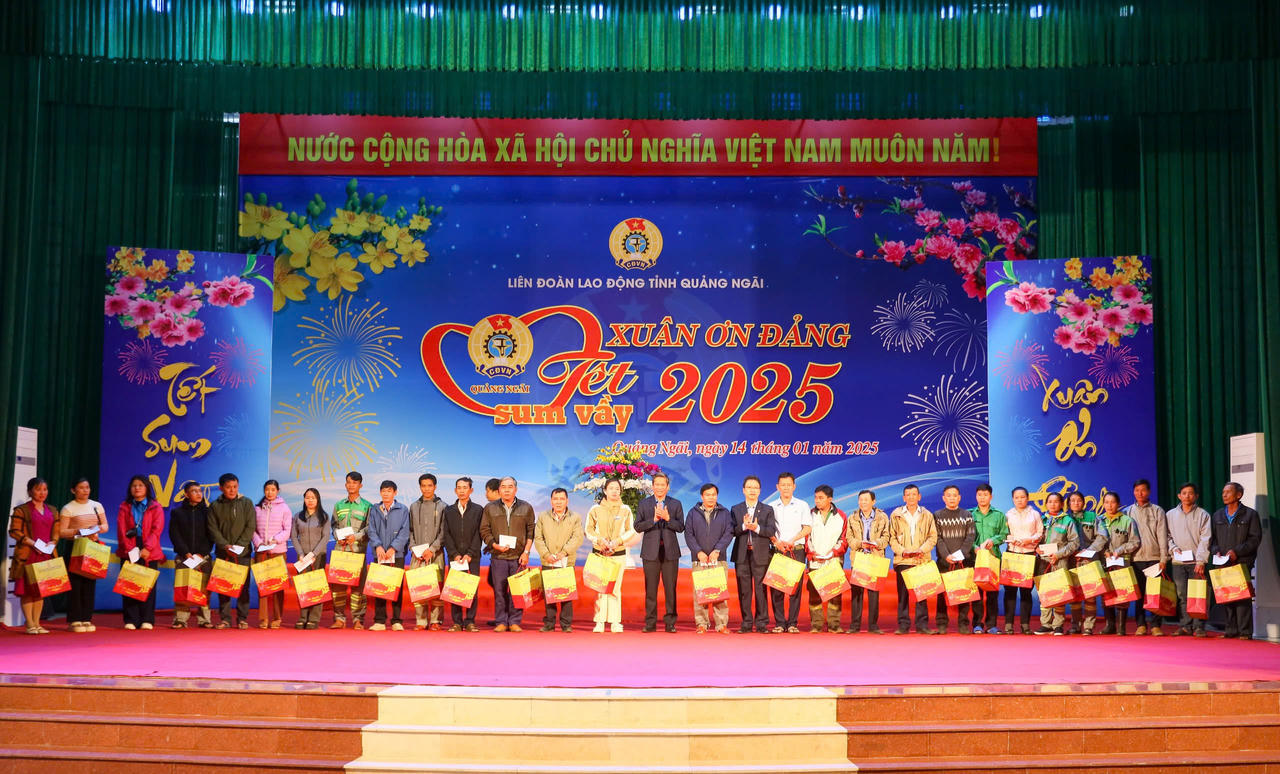 Phó Thủ tướng Thường trực Nguyễn Hòa Bình dự “Tết sum vầy - Xuân ơn Đảng” ở Quảng Ngãi