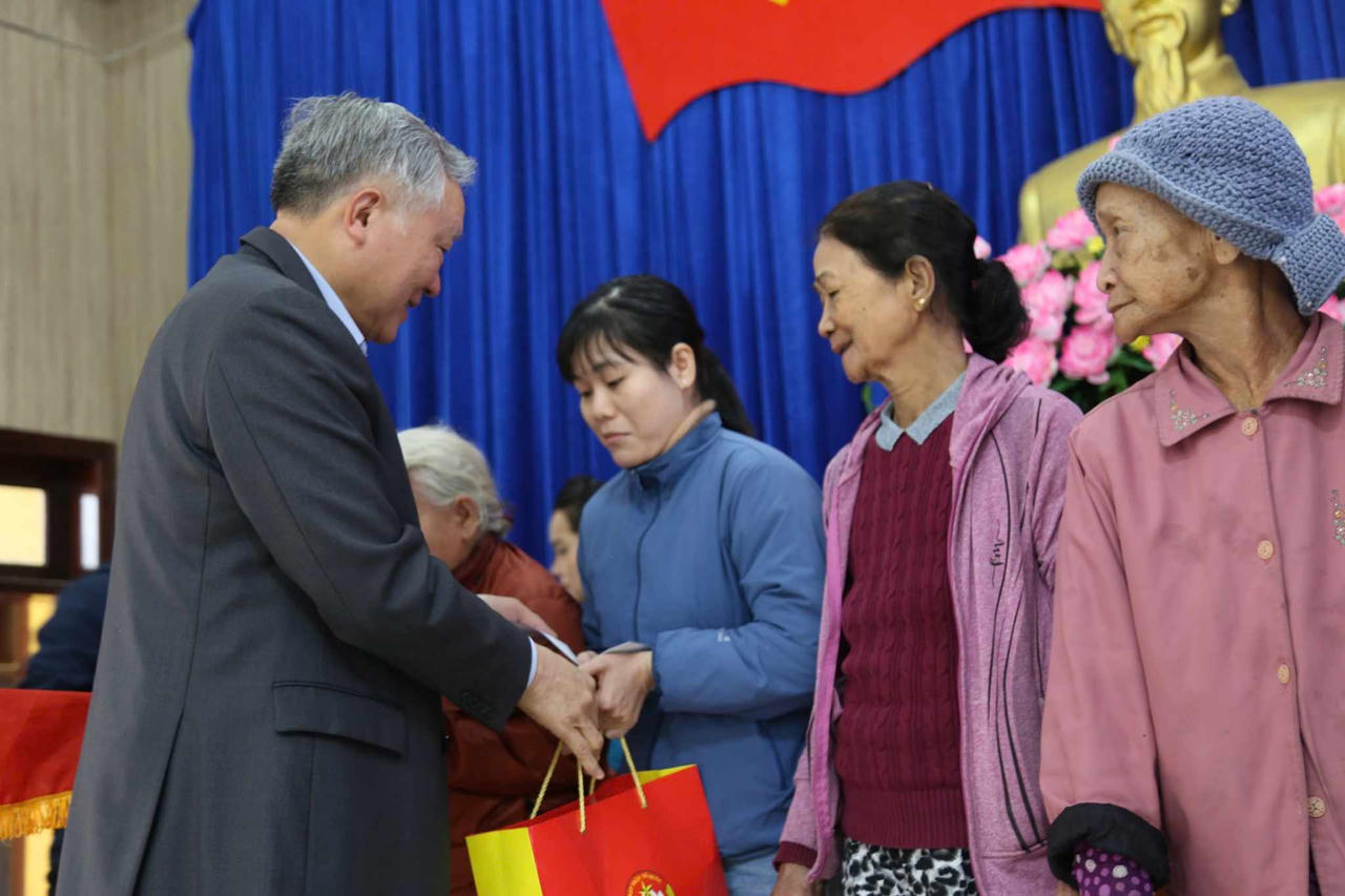 Phó Thủ tướng Thường trực Nguyễn Hoà Bình thăm, chúc Tết tại Quảng Nam