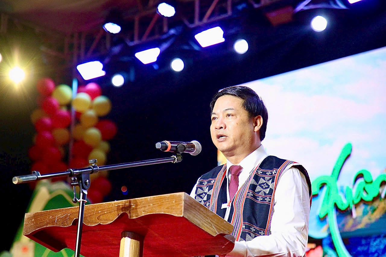 Hàng nghìn suất quà Tết đến với người dân vùng biên Quảng Nam và nước bạn Lào