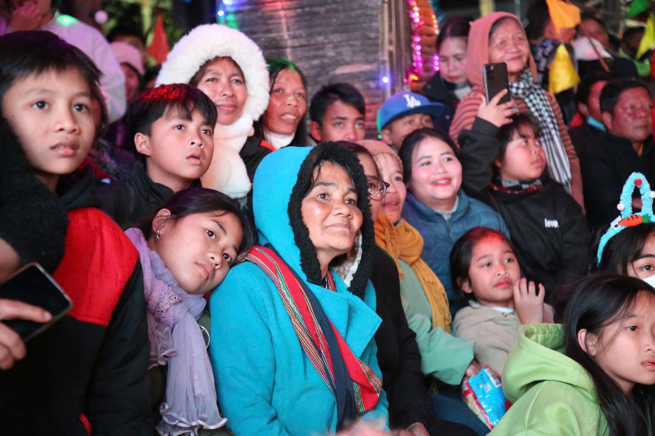 Hàng nghìn suất quà Tết đến với người dân vùng biên Quảng Nam và nước bạn Lào