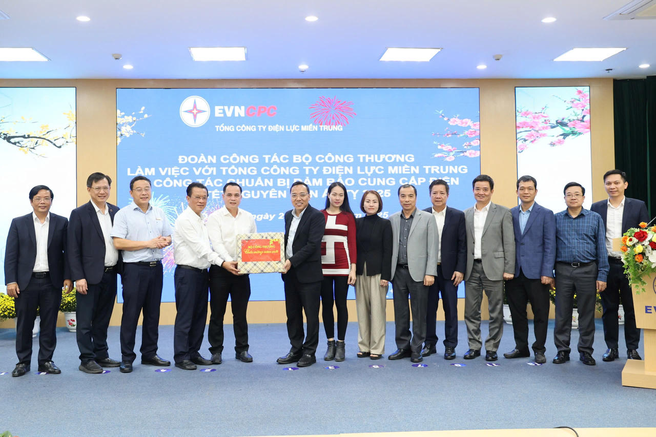 Thứ trưởng Bộ Công thương làm việc với EVNCPC về đảm bảo điện Tết Ất Tỵ 2025
