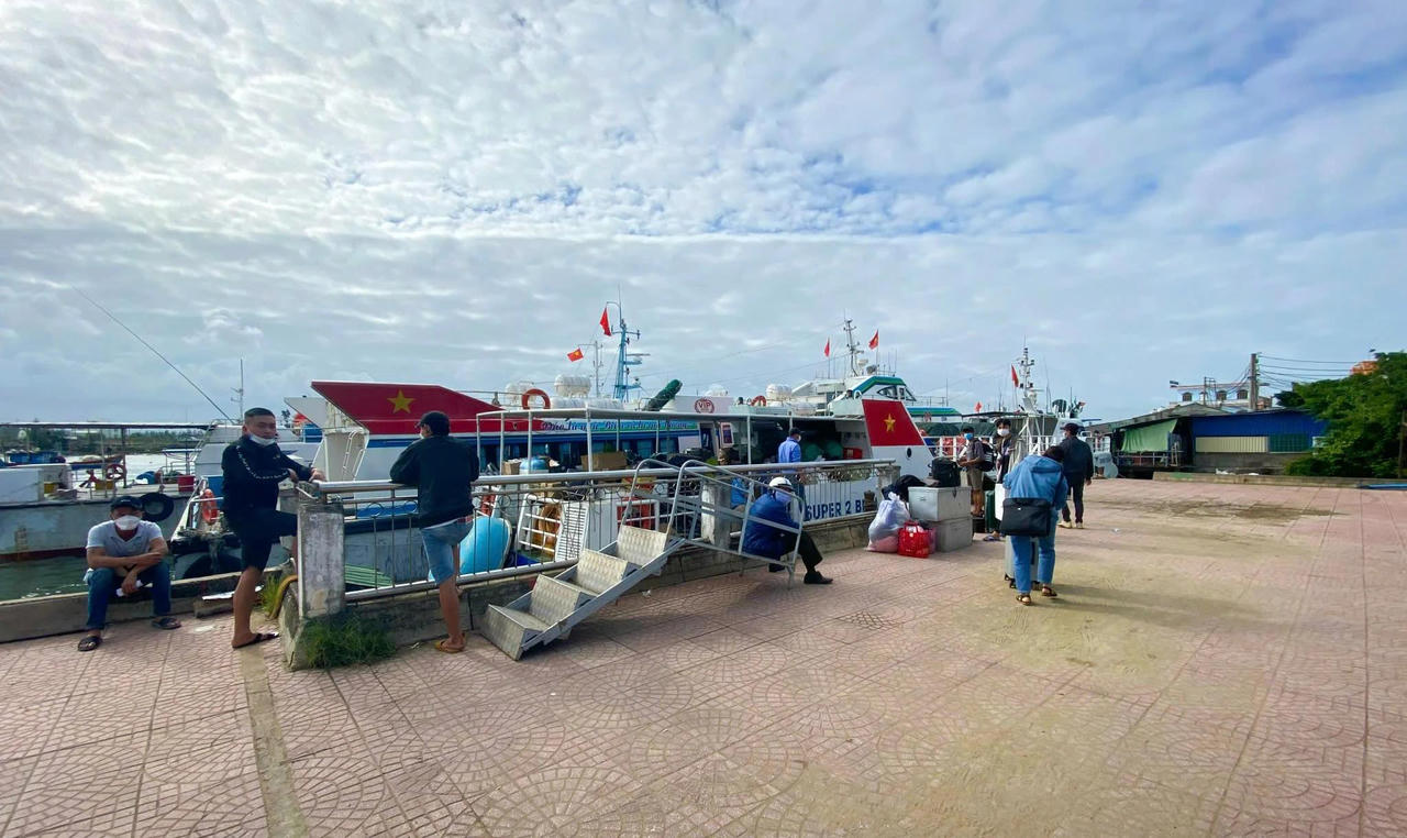 Biển động, bà con huyện đảo Lý Sơn chưa thể về quê ăn Tết