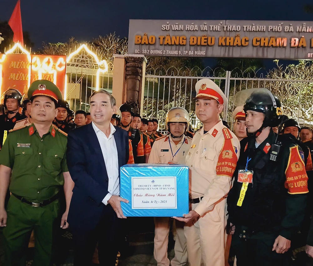 Những lời chúc, món quà ý nghĩa 'thay lời cảm ơn' đến lực lượng trực đêm giao thừa