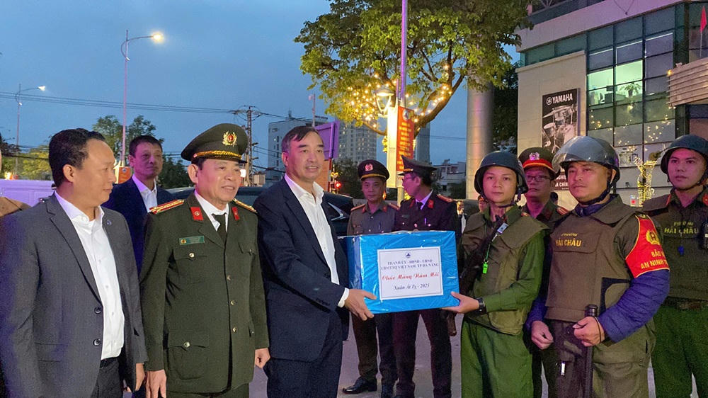 Những lời chúc, món quà ý nghĩa 'thay lời cảm ơn' đến lực lượng trực đêm giao thừa