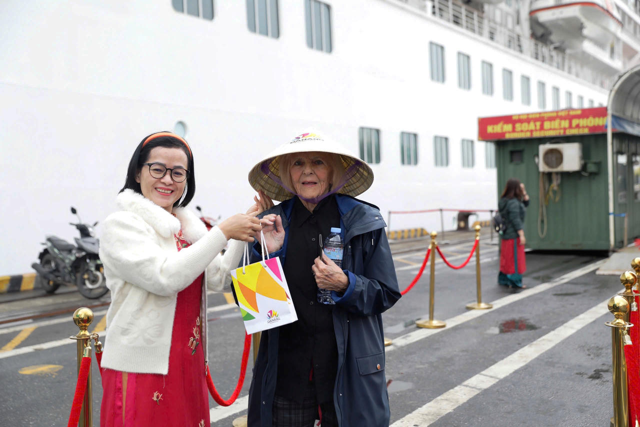 Nhộn nhịp khách quốc tế “xông đất” Đà Nẵng ngày đầu năm mới Ất Tỵ 2025