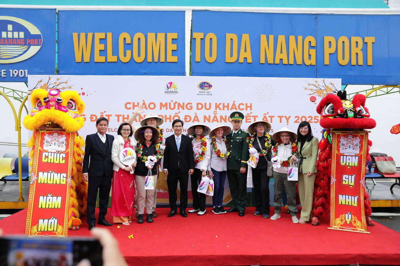 Nhộn nhịp khách quốc tế “xông đất” Đà Nẵng ngày đầu năm mới Ất Tỵ 2025