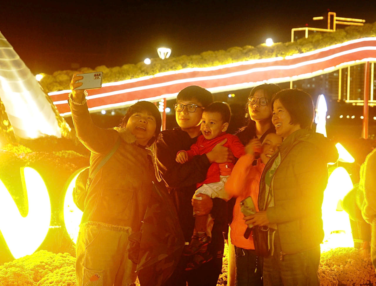 Nhộn nhịp khách quốc tế “xông đất” Đà Nẵng ngày đầu năm mới Ất Tỵ 2025