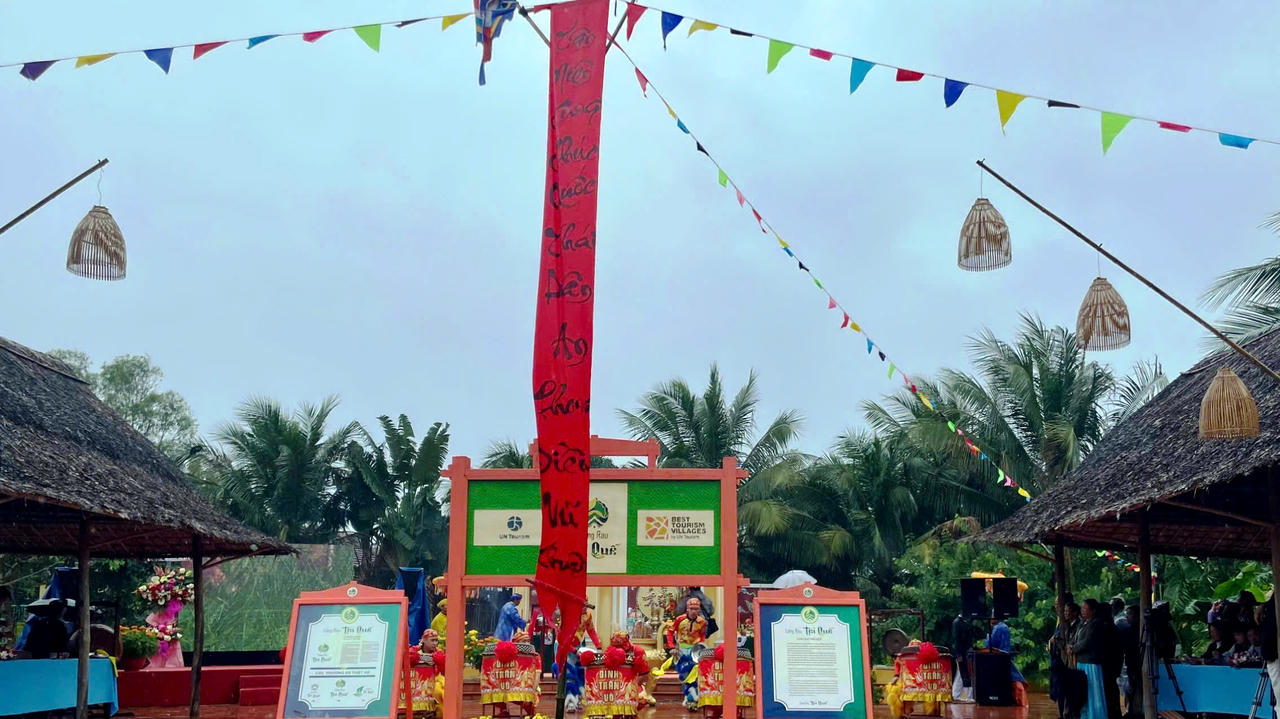 'Khách tây' đội mưa tham gia lễ hội Cầu Bông ở làng du lịch tốt nhất thế giới