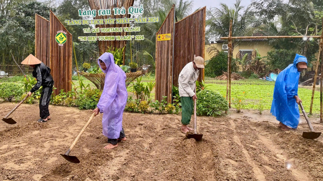 'Khách tây' đội mưa tham gia lễ hội Cầu Bông ở làng du lịch tốt nhất thế giới