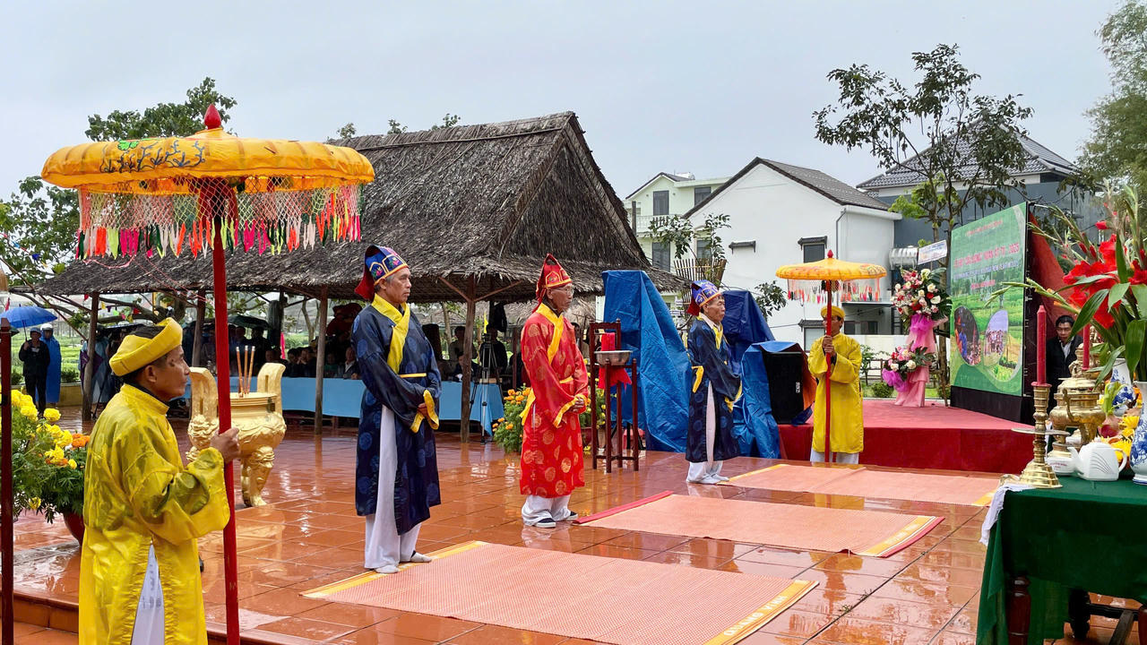 'Khách tây' đội mưa tham gia lễ hội Cầu Bông ở làng du lịch tốt nhất thế giới