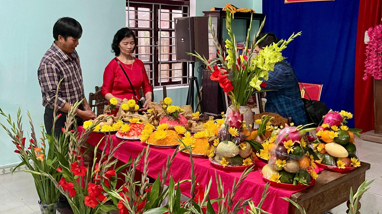 'Khách tây' đội mưa tham gia lễ hội Cầu Bông ở làng du lịch tốt nhất thế giới