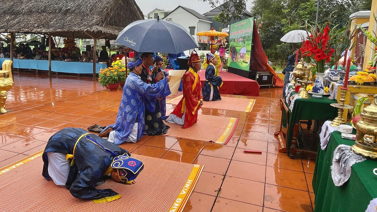 'Khách tây' đội mưa tham gia lễ hội Cầu Bông ở làng du lịch tốt nhất thế giới