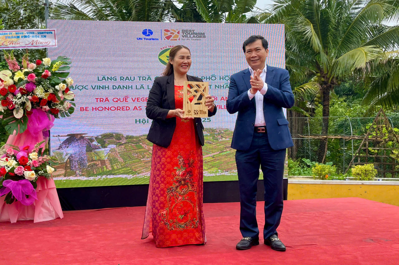 'Khách tây' đội mưa tham gia lễ hội Cầu Bông ở làng du lịch tốt nhất thế giới