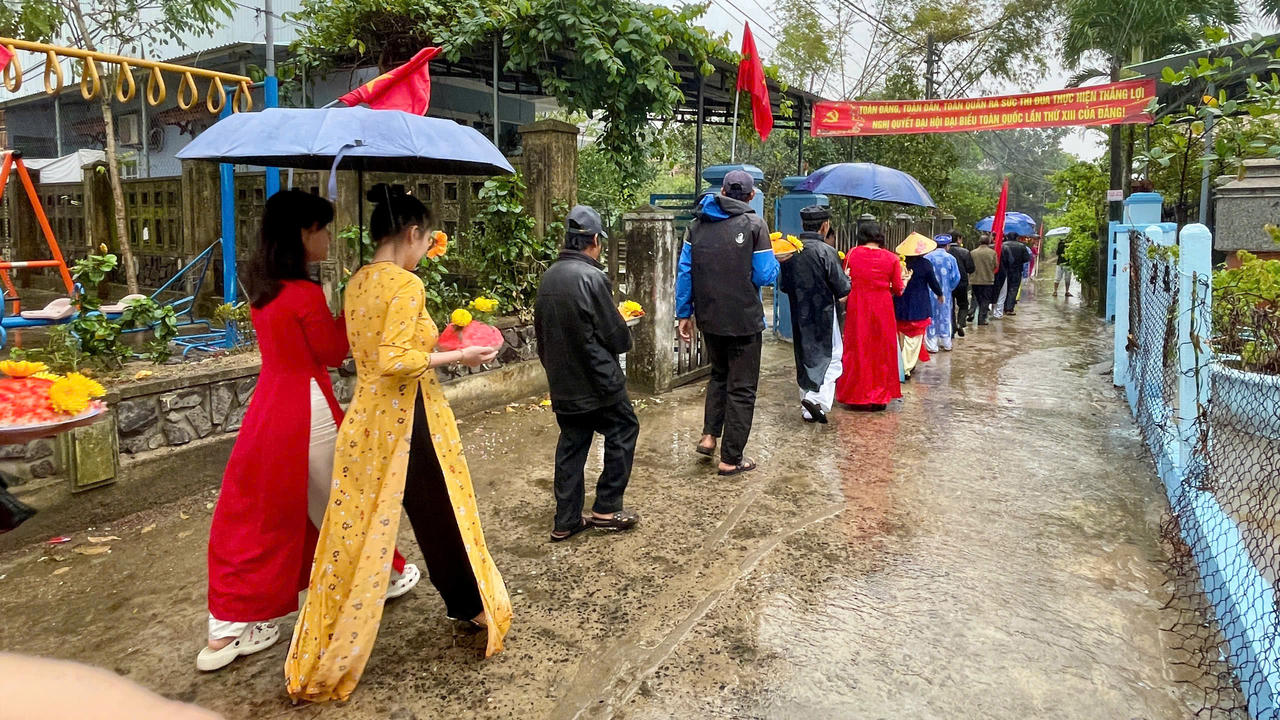 'Khách tây' đội mưa tham gia lễ hội Cầu Bông ở làng du lịch tốt nhất thế giới