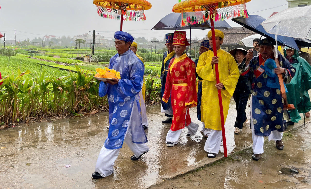 'Khách tây' đội mưa tham gia lễ hội Cầu Bông ở làng du lịch tốt nhất thế giới