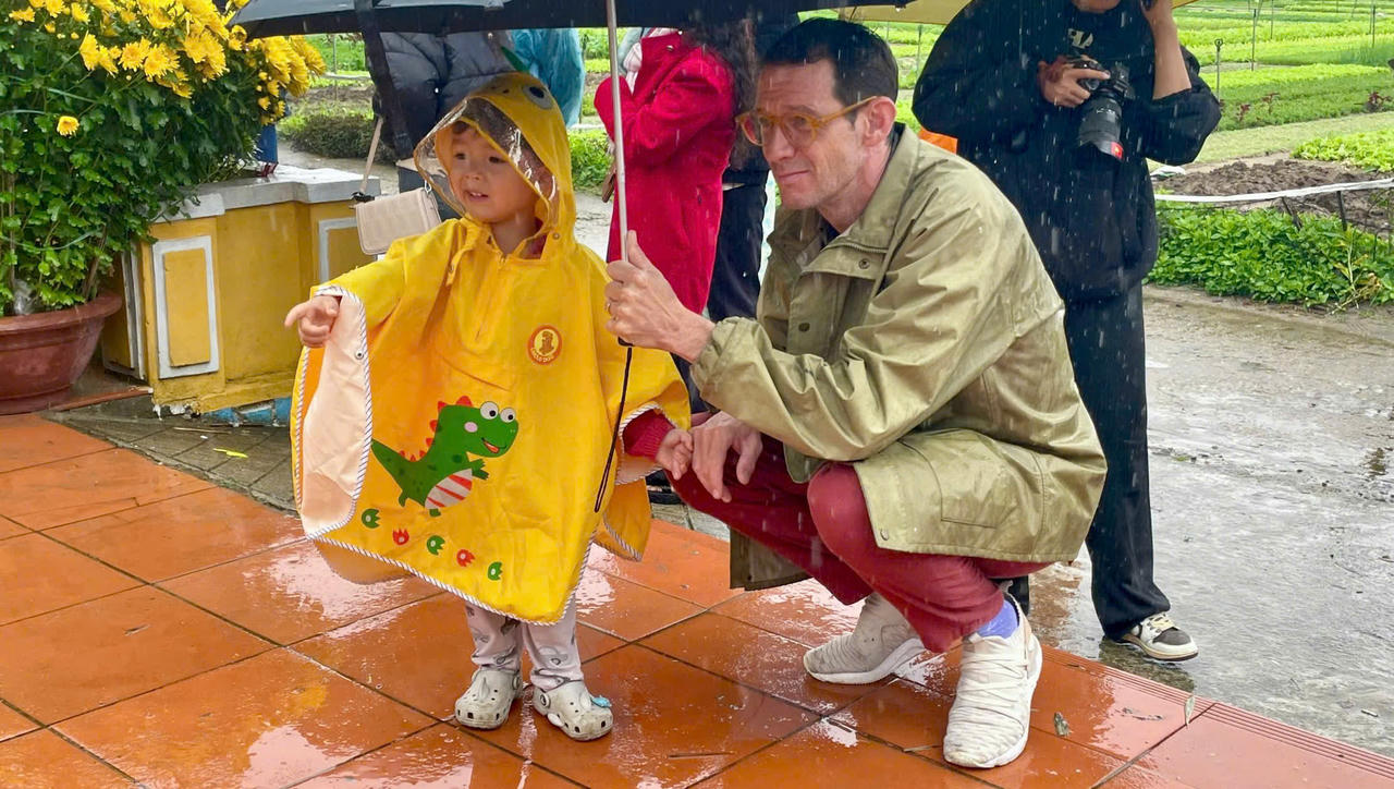 'Khách tây' đội mưa tham gia lễ hội Cầu Bông ở làng du lịch tốt nhất thế giới