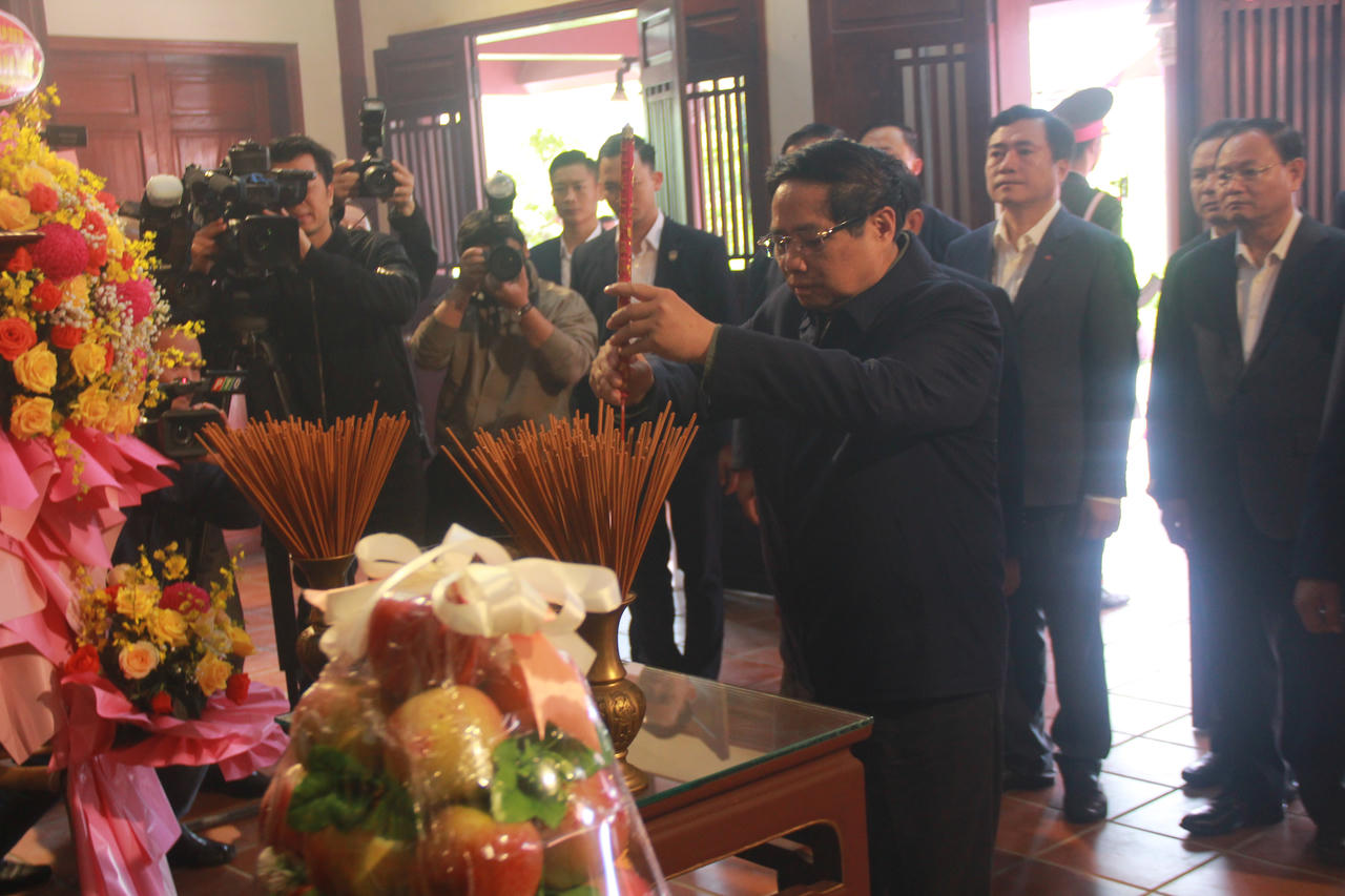 Thủ tướng Phạm Minh Chính dâng hương tại Khu lưu niệm Thủ tướng Phạm Văn Đồng