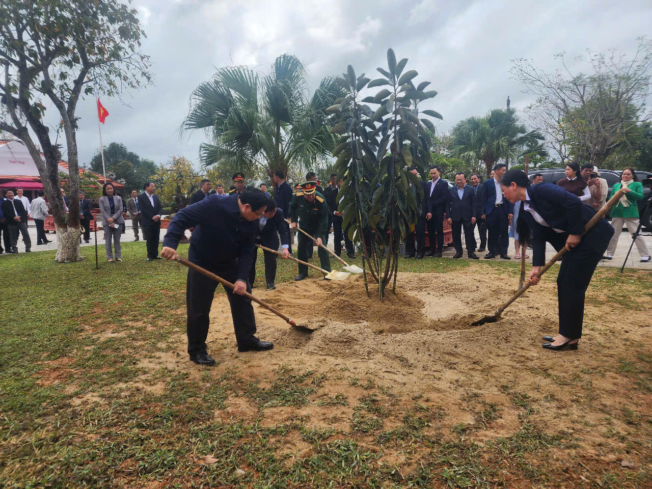 Thủ tướng Phạm Minh Chính dâng hương tại Khu lưu niệm Thủ tướng Phạm Văn Đồng