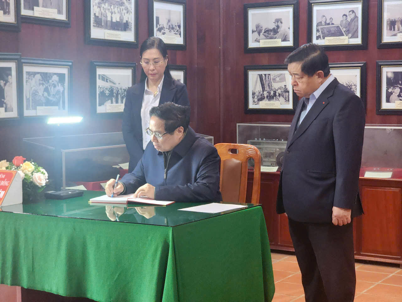 Thủ tướng Phạm Minh Chính dâng hương tại Khu lưu niệm Thủ tướng Phạm Văn Đồng