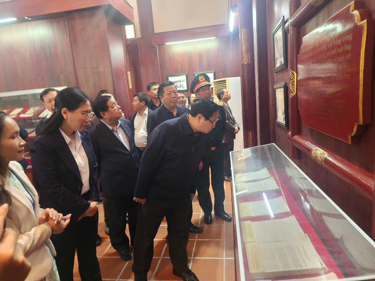 Thủ tướng Phạm Minh Chính dâng hương tại Khu lưu niệm Thủ tướng Phạm Văn Đồng