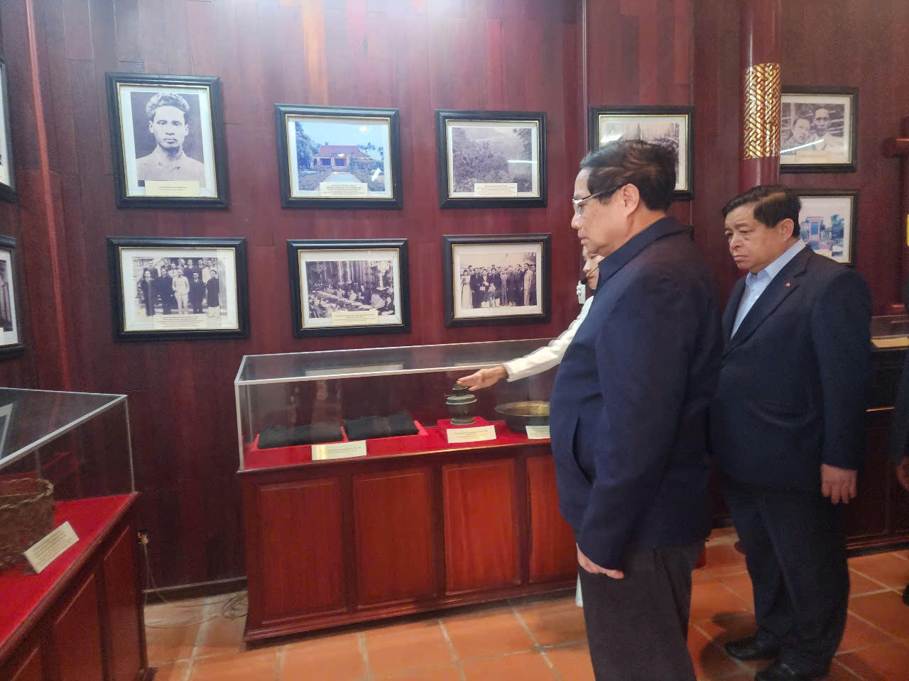 Thủ tướng Phạm Minh Chính dâng hương tại Khu lưu niệm Thủ tướng Phạm Văn Đồng