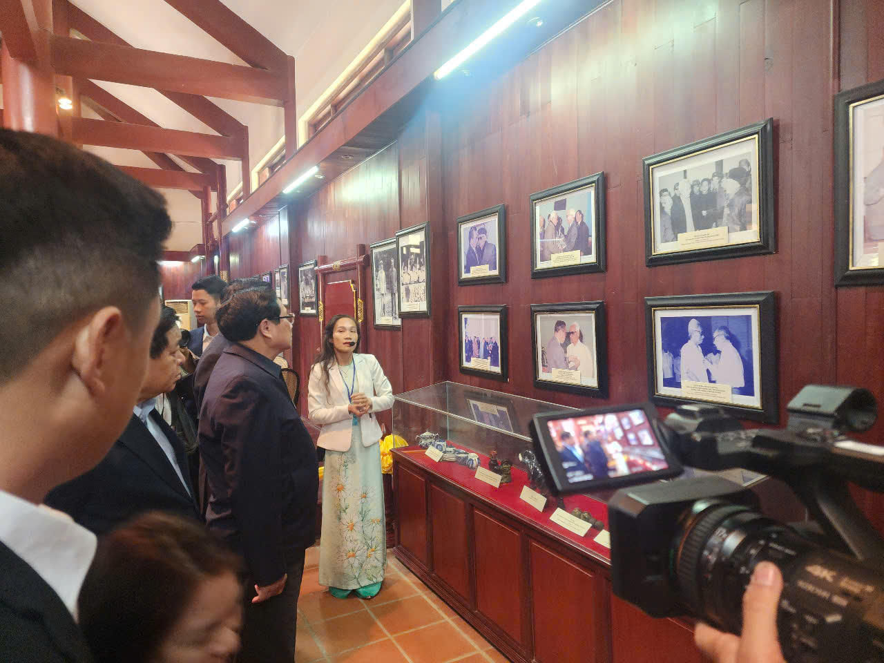 Thủ tướng Phạm Minh Chính dâng hương tại Khu lưu niệm Thủ tướng Phạm Văn Đồng