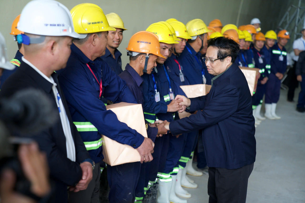 Thủ tướng Phạm Minh Chính kiểm tra các dự án giao thông trọng điểm ở Quảng Ngãi