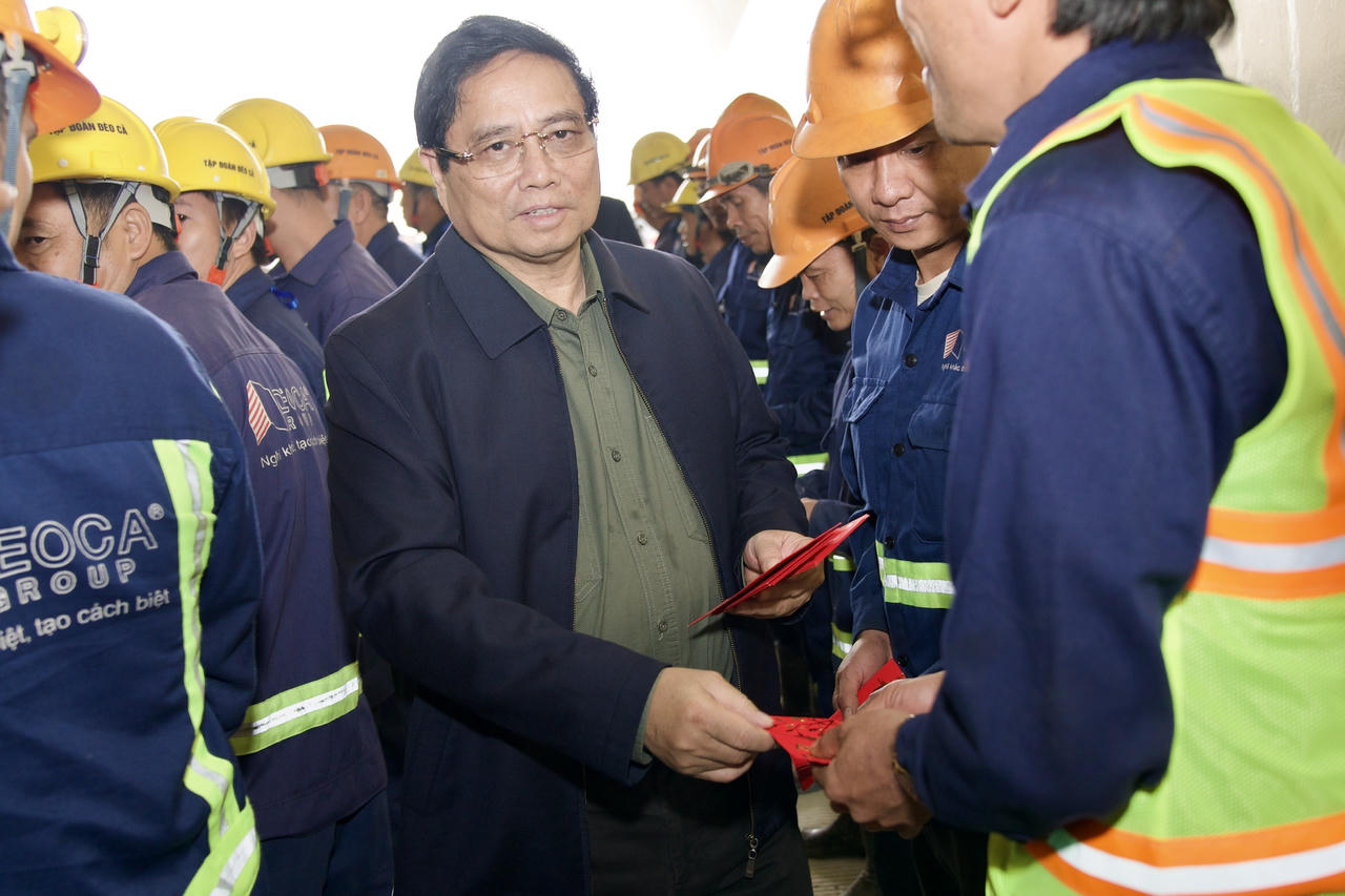 Thủ tướng Phạm Minh Chính kiểm tra các dự án giao thông trọng điểm ở Quảng Ngãi