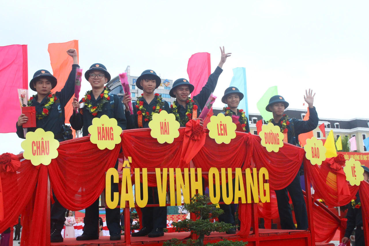 Hàng nghìn thanh niên miền Trung lên đường nhập ngũ