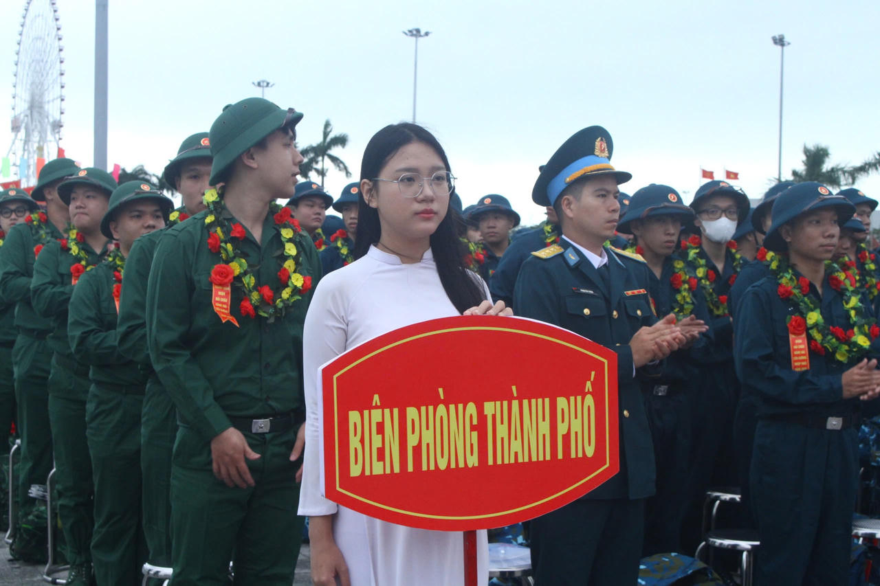 Hàng nghìn thanh niên miền Trung lên đường nhập ngũ