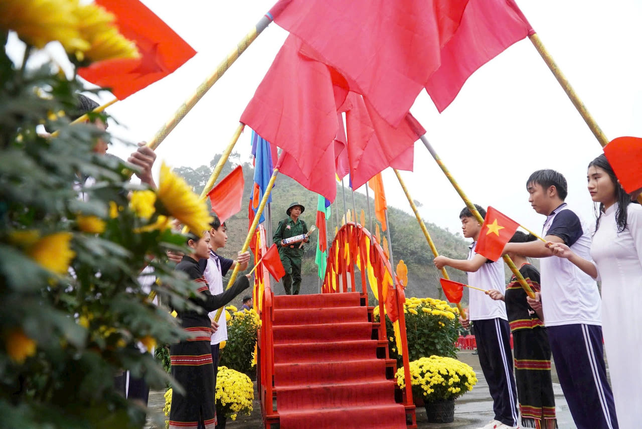 Hàng nghìn thanh niên miền Trung lên đường nhập ngũ